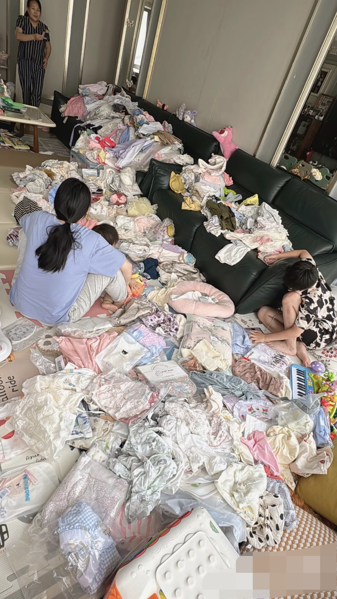 家里衣柜挤满了,昨天把夏天衣服都拿出来准备整理下.