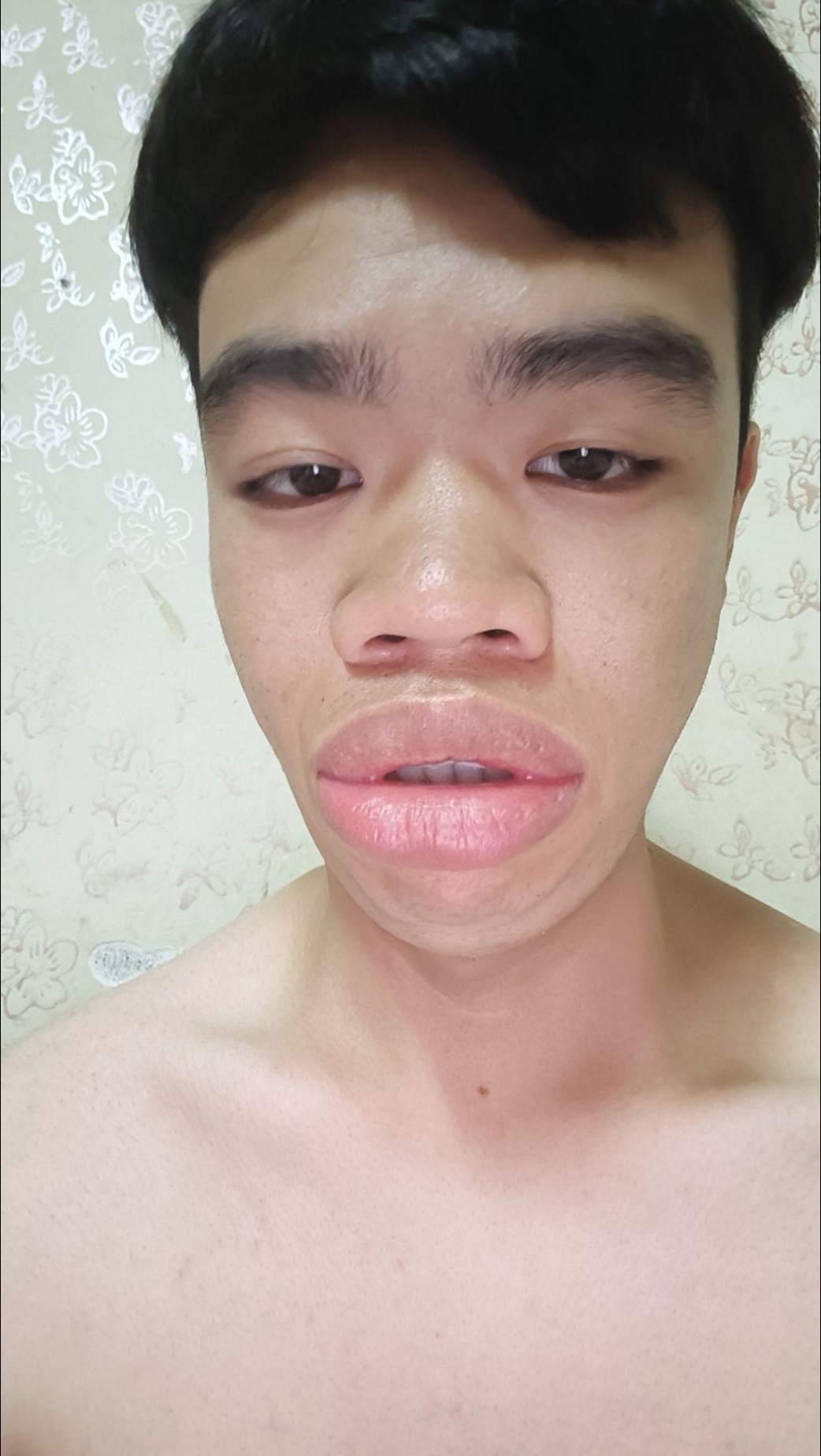 他的眼神如此平静:仿佛能洞察一切:微微张开的嘴唇