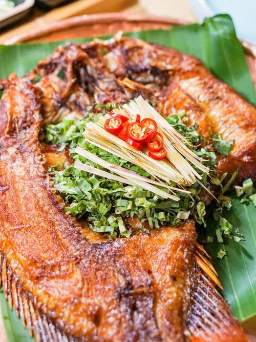 西双版纳十大特色美食 一,酸笋煮鸡 二,香茅草烤鱼 三,泡鲁达 四,竹筒