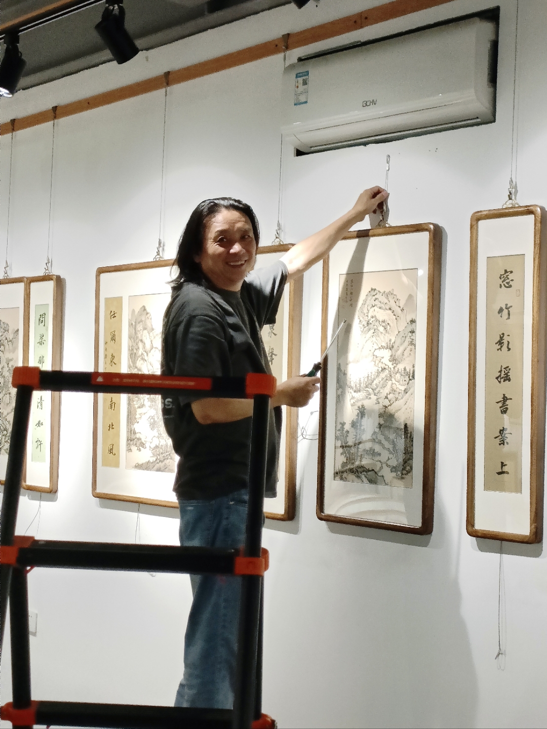 原本我只邀请了一位朋友帮忙,心里想着这繁杂的工作