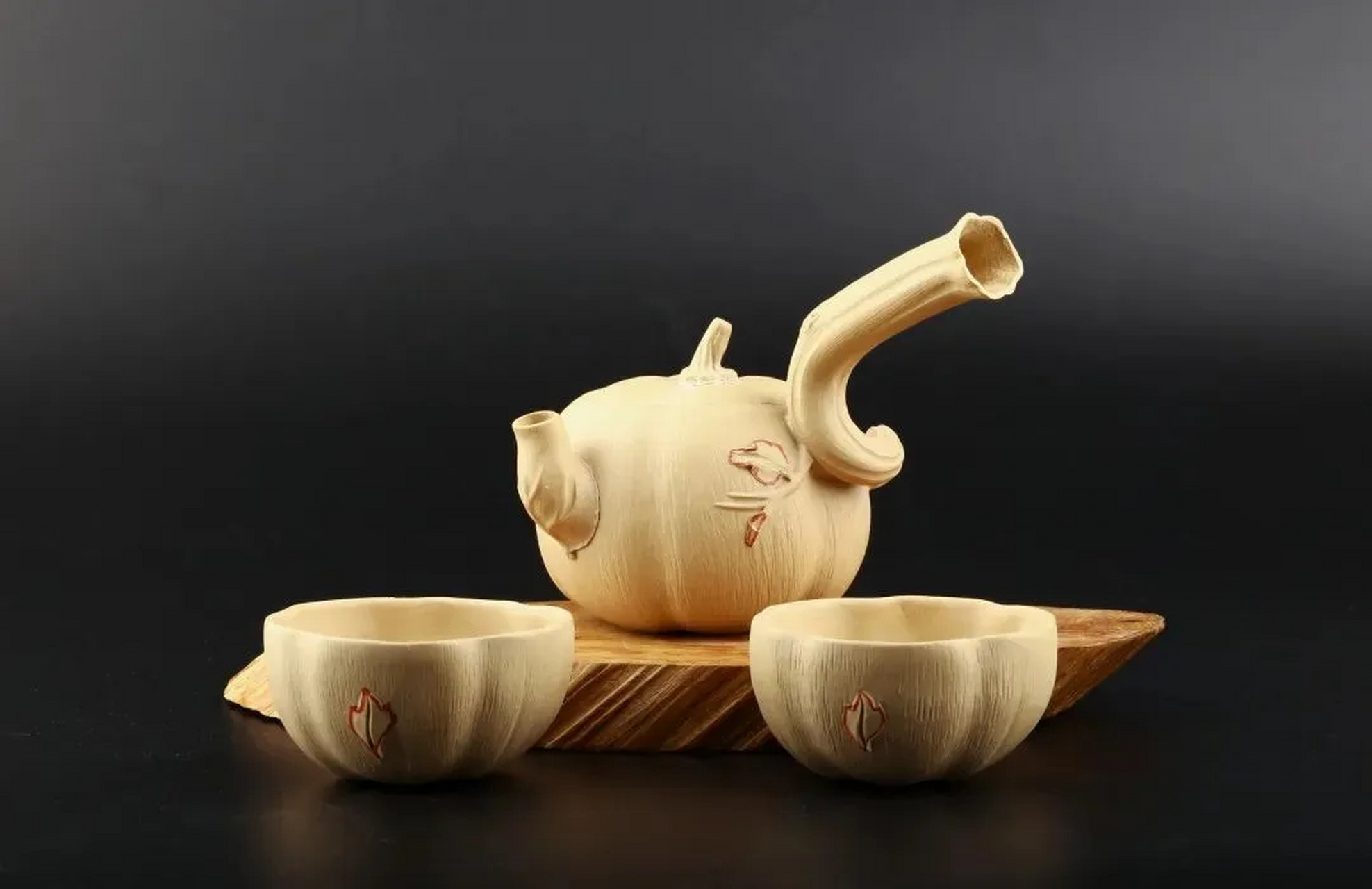 茶壶之韵  此壶,造型别致,仿若古树虬枝,岩石斑驳.