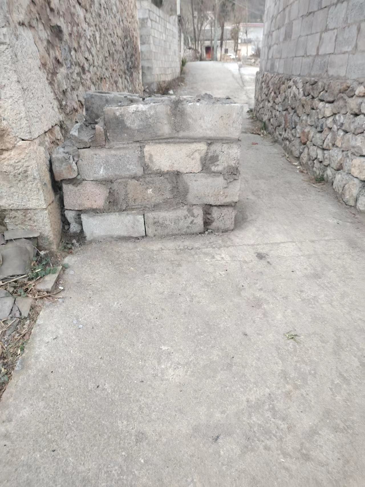 云南省曲靖市富源县黄泥河镇小羊场村委会白石岩村, 白石岩的道路发在