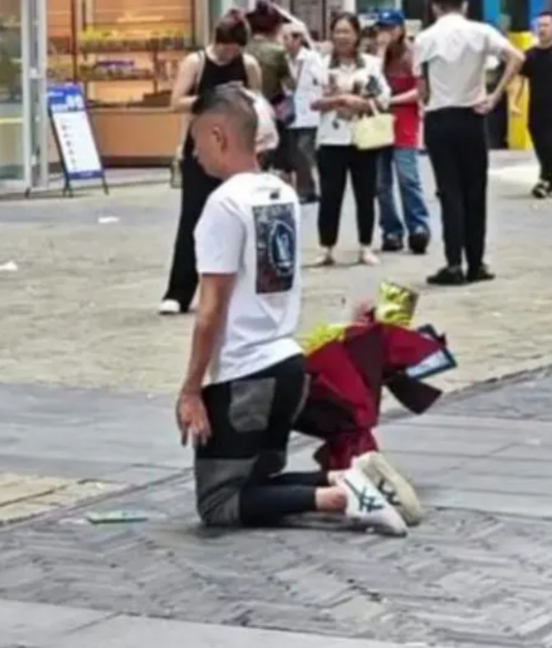 贵阳某男子现场求婚,并双膝跪地,"如同电影里的画面,仿佛可以引来漂亮