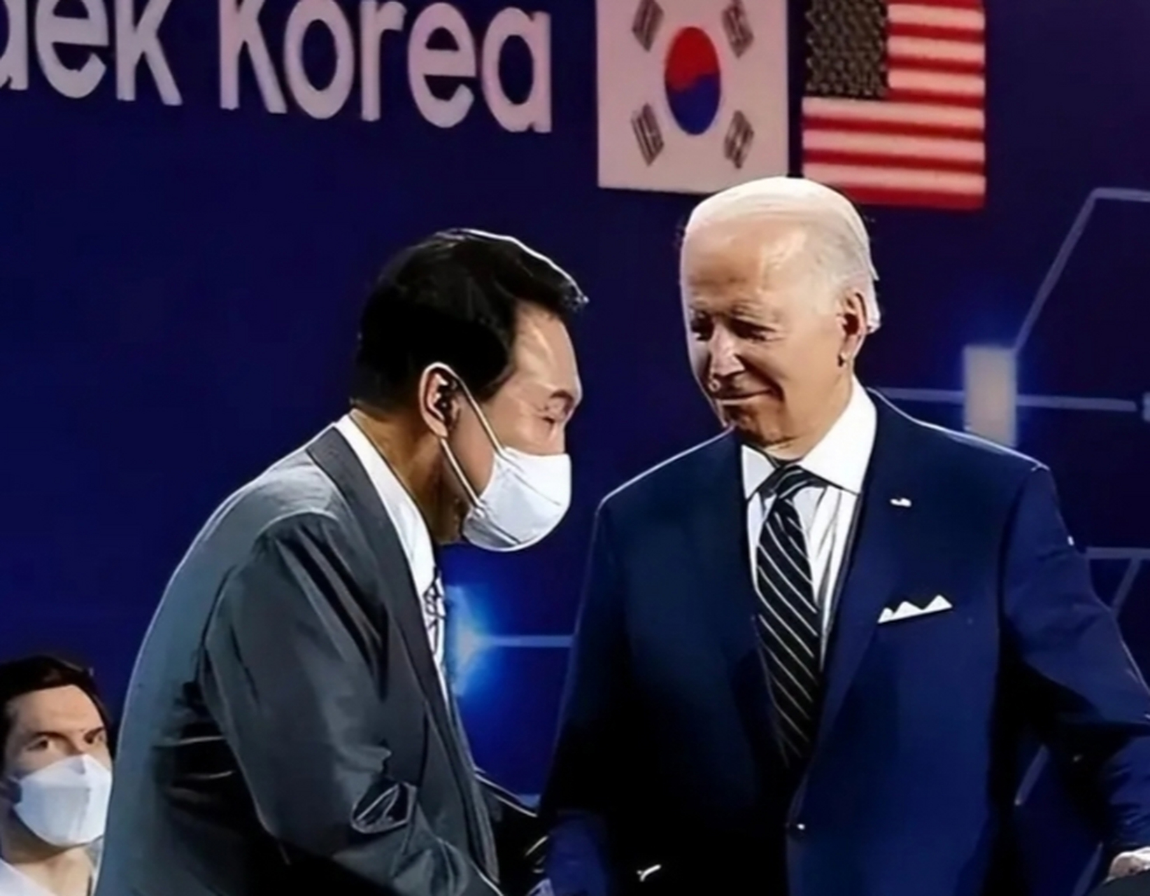 图其一示:韩国现任总统尹锡悦卑躬屈膝见美国总统拜登,图其二示:日本