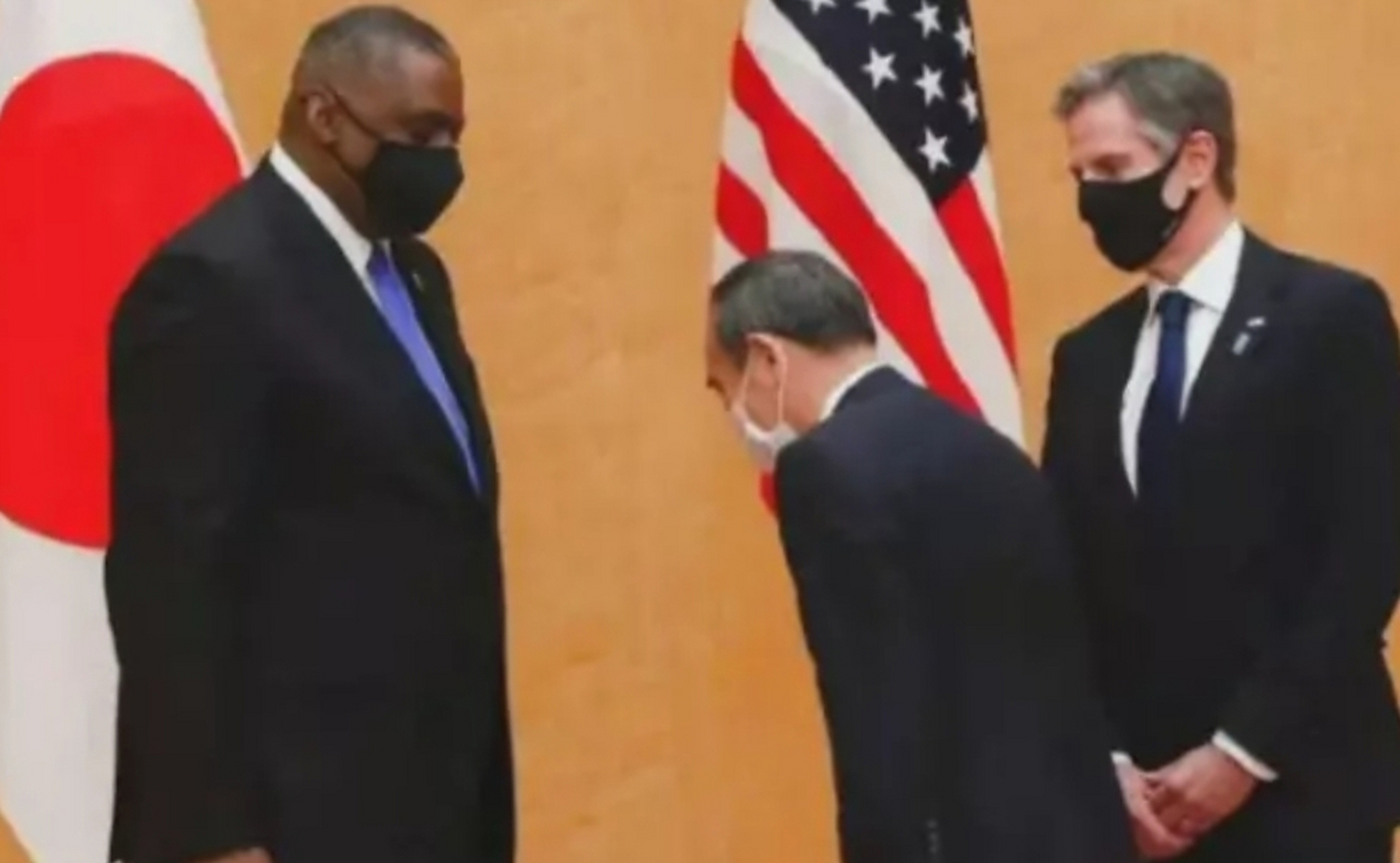 见美国总统拜登,图其二示:日本首相菅义伟中规中矩鞠躬于美防长奥斯汀