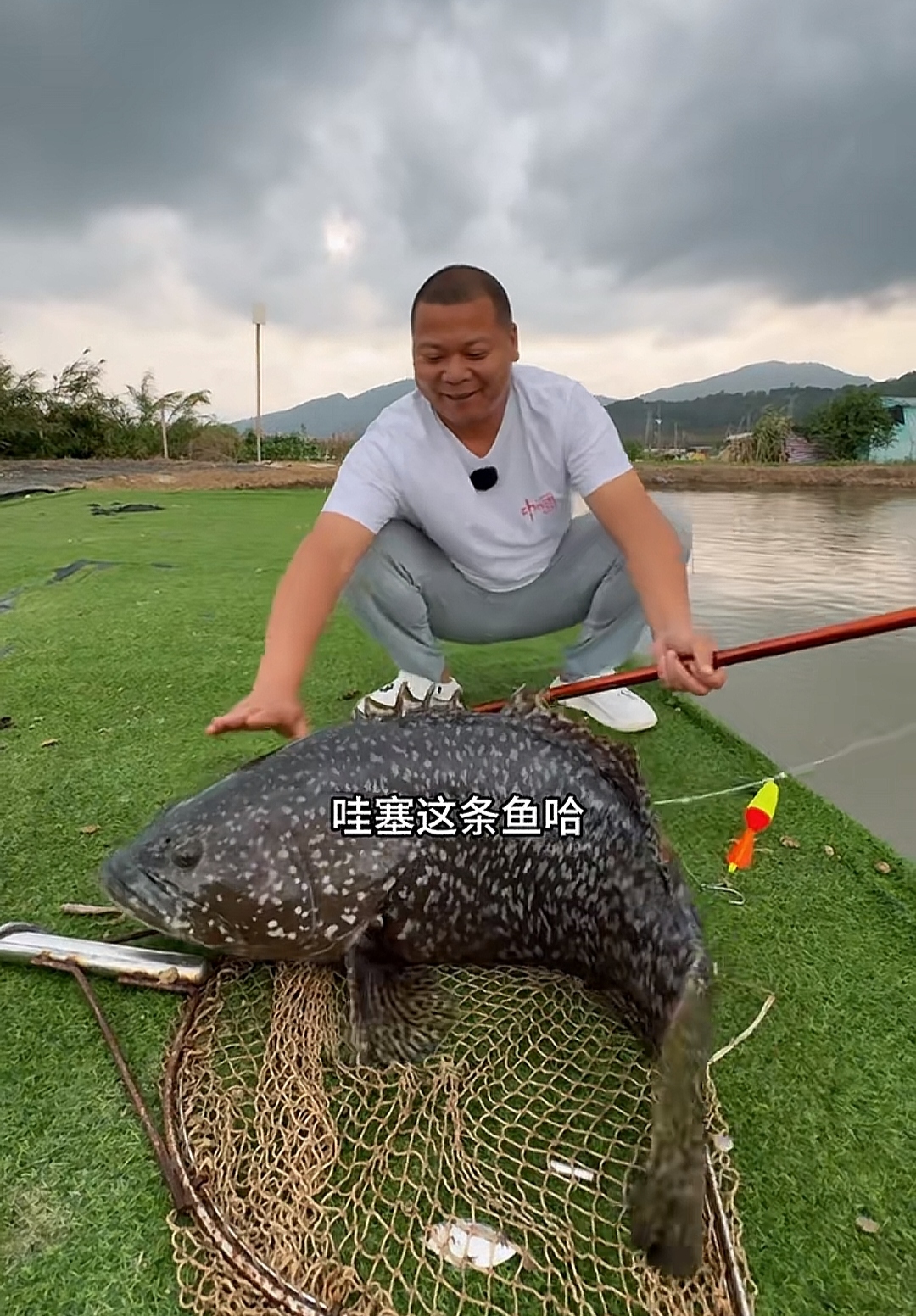 钓鱼爱好者与老板谈好1000元半小时 但不到十分钟就钓了四条!