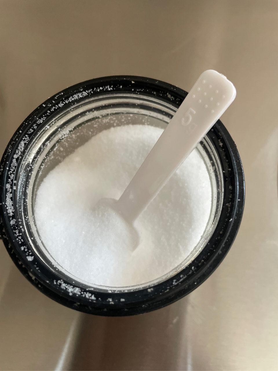 我们正常成年人每日盐的摄入量不超过6克,高血压患者不宜超过5克.