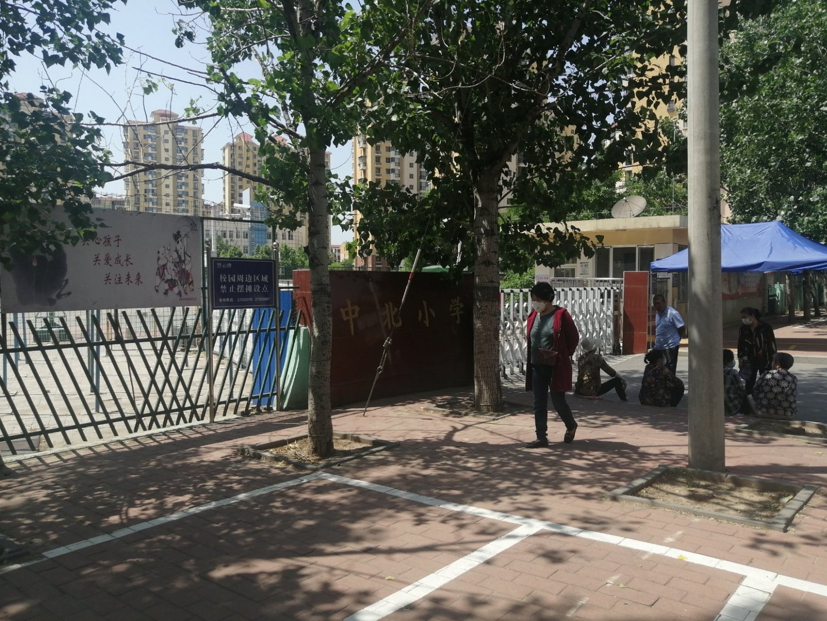 天津西青区中北小学123年级开学试行,11点放学,陆续家乡都来了.