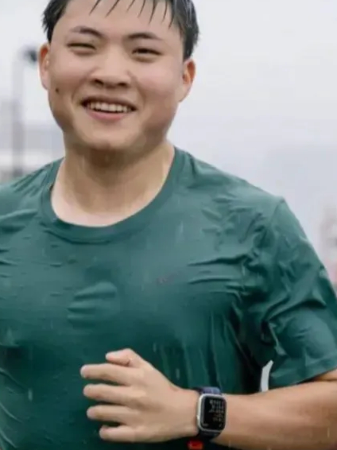他叫简自豪,游戏名uzi,是一名电竞游戏高手;  2.