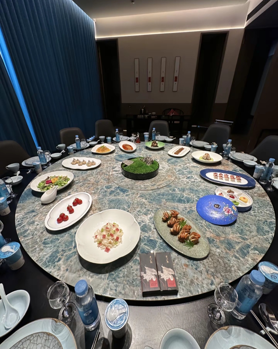 去迎接每一个挑漳昊岵妥澜 茅台大厦餐厅自拍饭桌自拍饭馆饭桌上