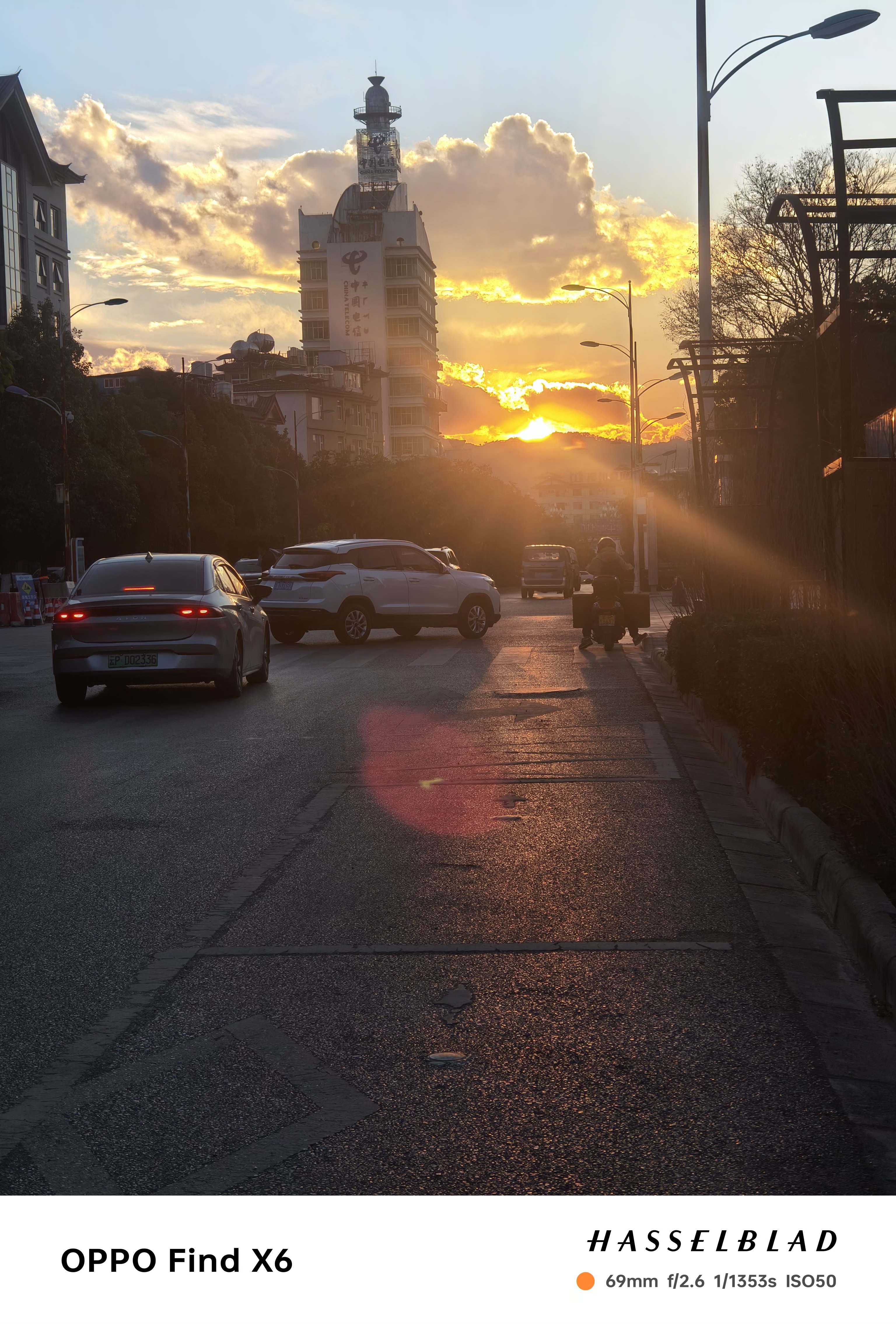 夕阳下的城市街道,就像一幅动人的油画!