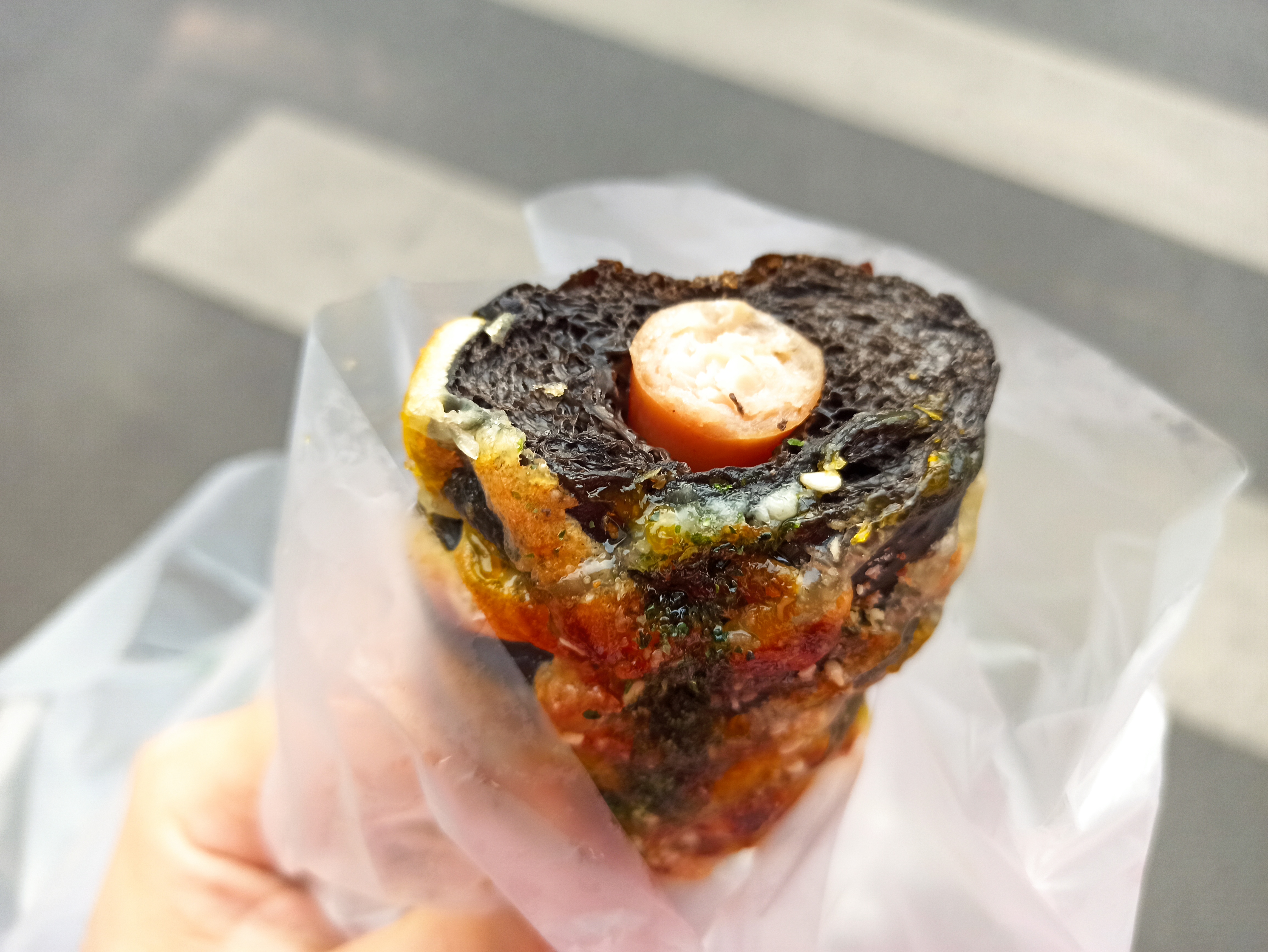 甜咸口墨鱼汁面包,第一口入口不适应微苦微焦,后面还行