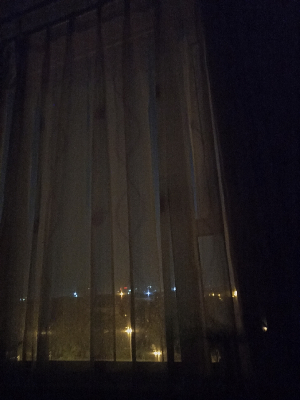 一个偶然的晚上躺在沙发上,透过窗帘看外面的夜景9515