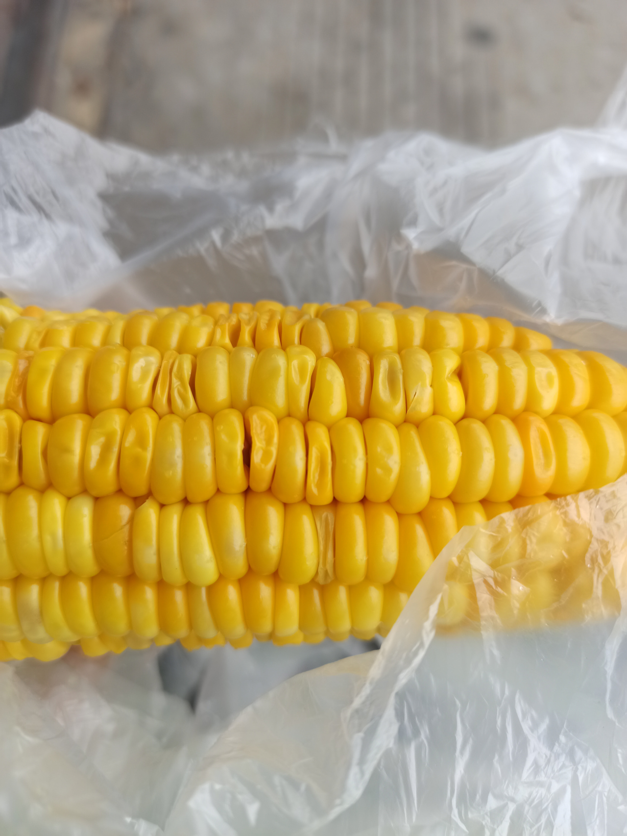 这水果玉米也忒老了吧!是不是妈妈没煮熟啊哈?