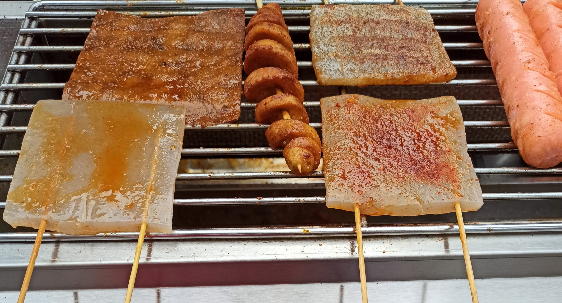 明明嘴巴都口腔溃疡了,还搁这吃烧烤.