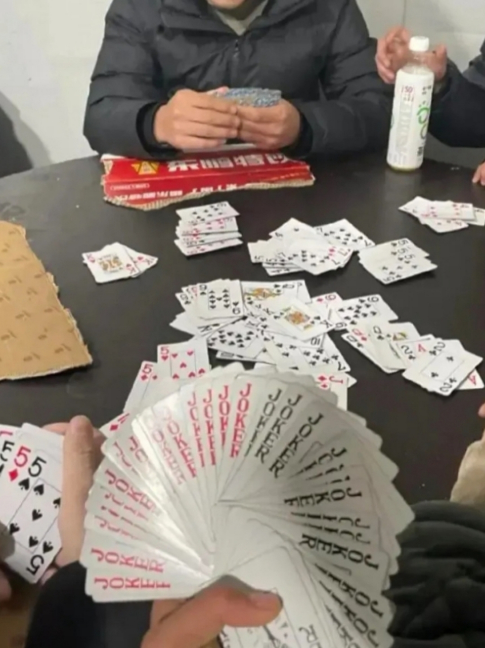 够级就四副牌才八张鬼,你这够多少张了,是不是有点过分了,进地狱被鬼