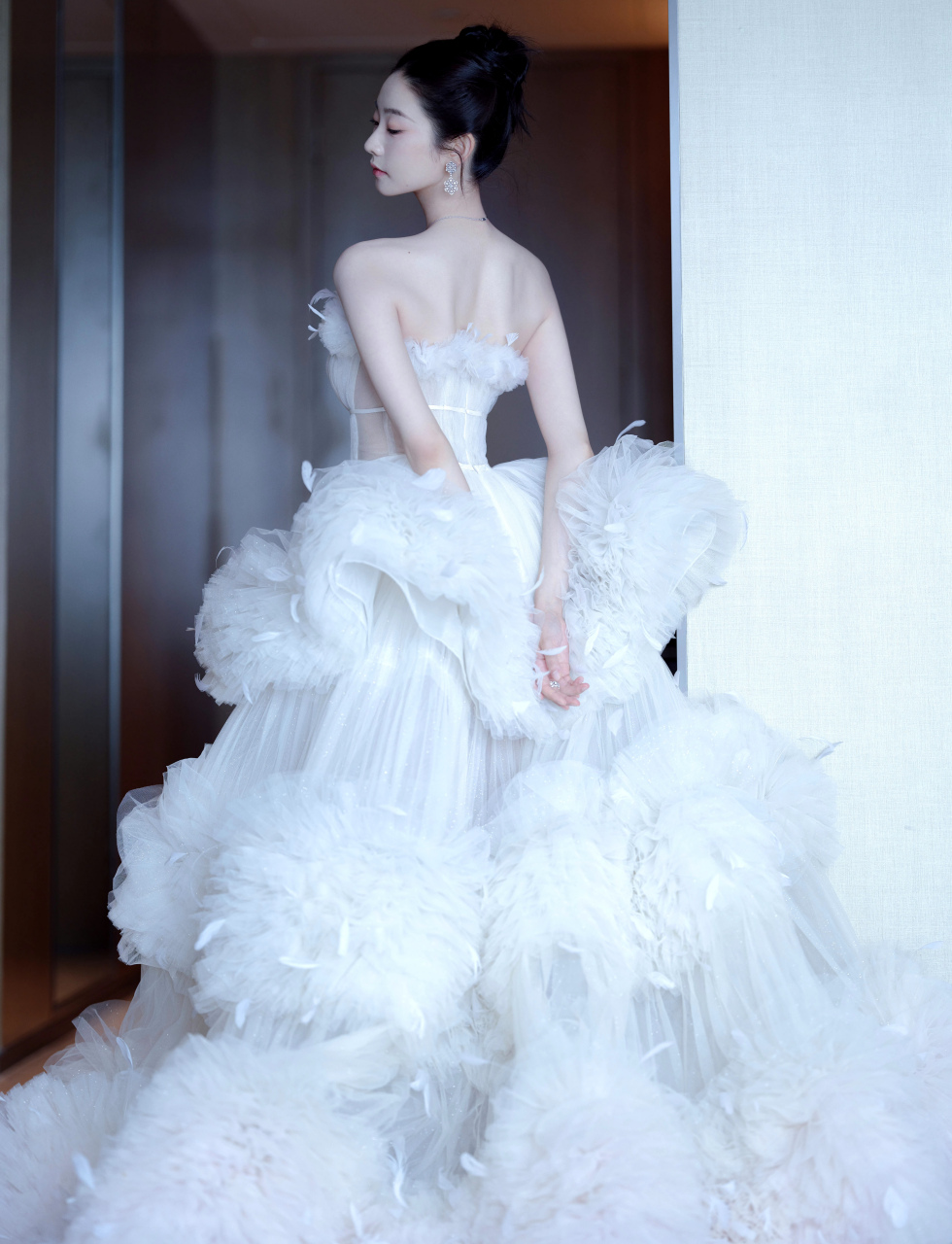 纯白蛋糕礼服裙,凡凡一笑花绽放#美女# #张艺凡