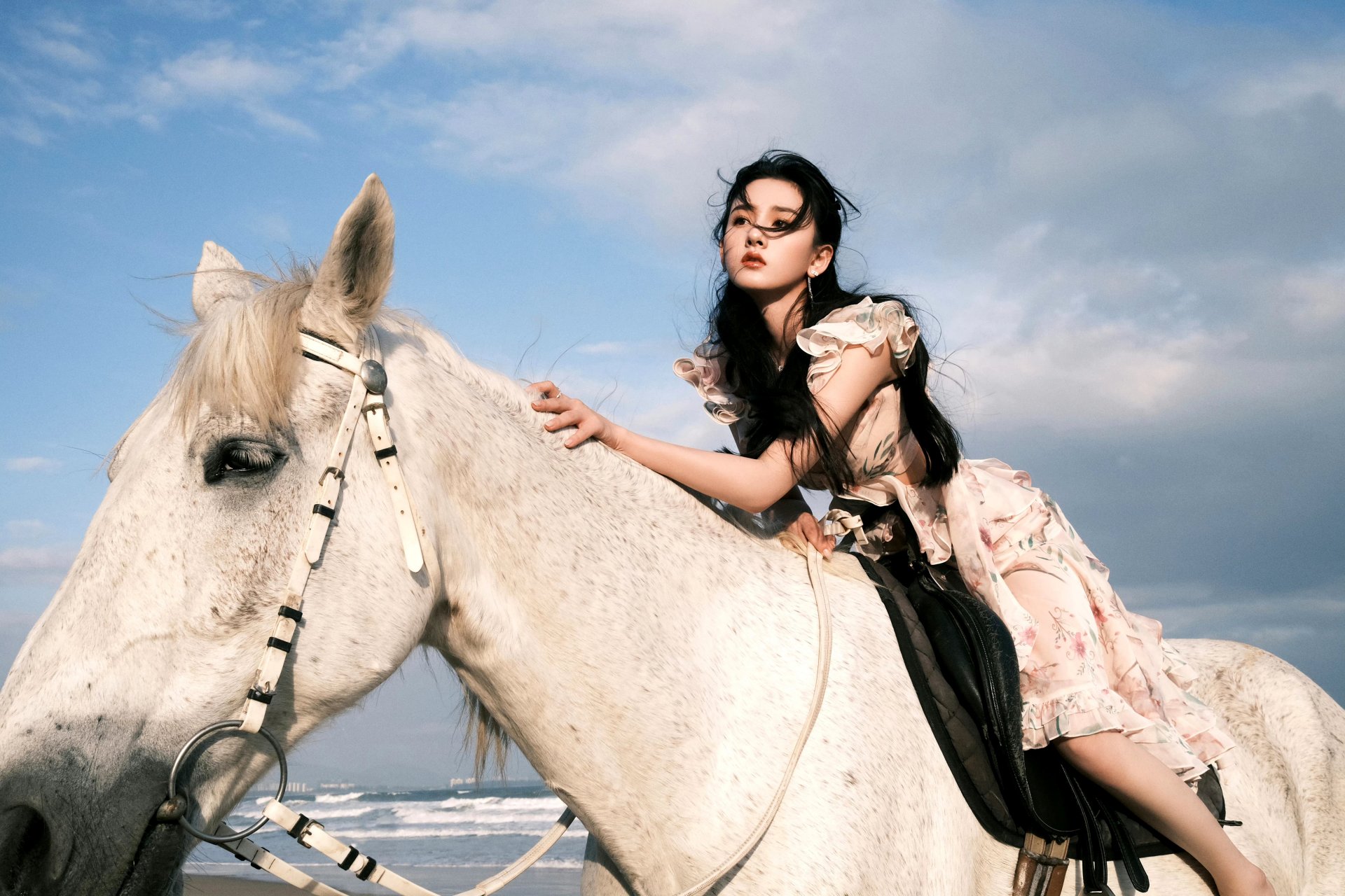 宋祖儿和白马合照,氛围感拉满#美女# #宋祖儿