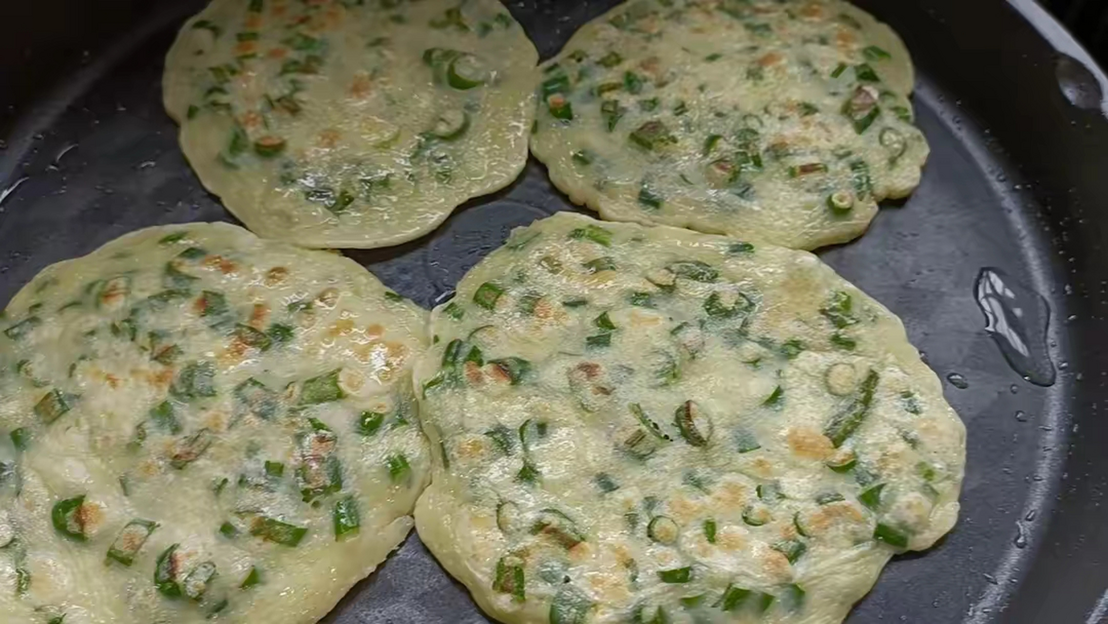 葱花鸡蛋饼的做法,搅一搅烙一烙,出锅后葱香浓郁,满屋飘香  大家好,我