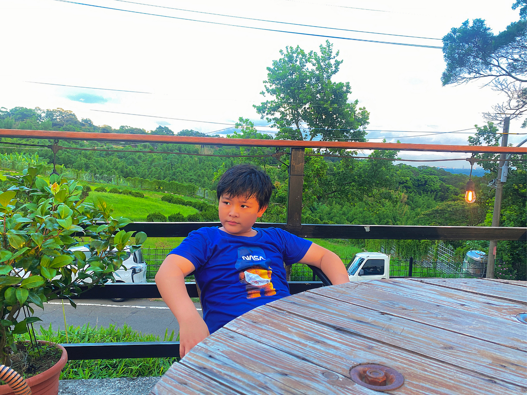 周末家后面的山上喝咖啡,可以看台北港.