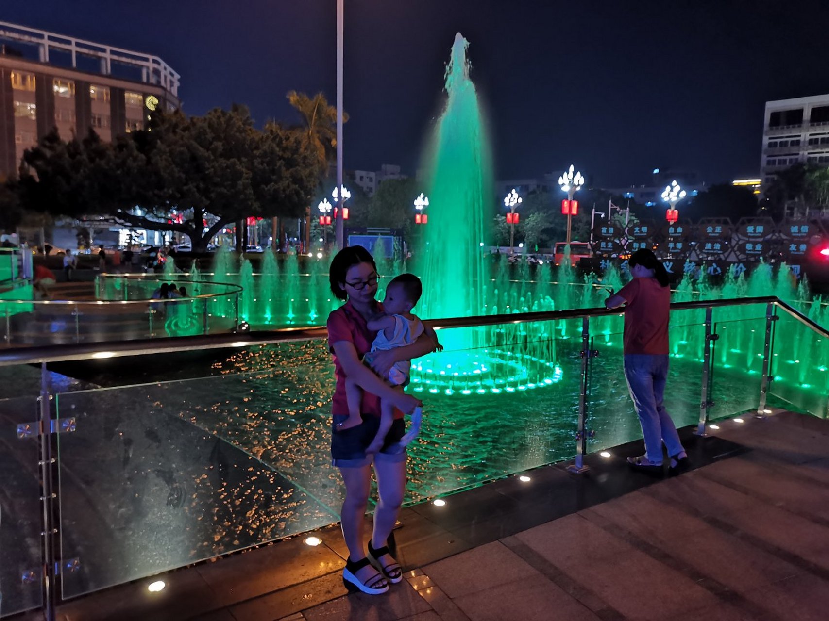 公明街道公明广场夜晚景色迷人,喷泉舞动,心情愉悦!