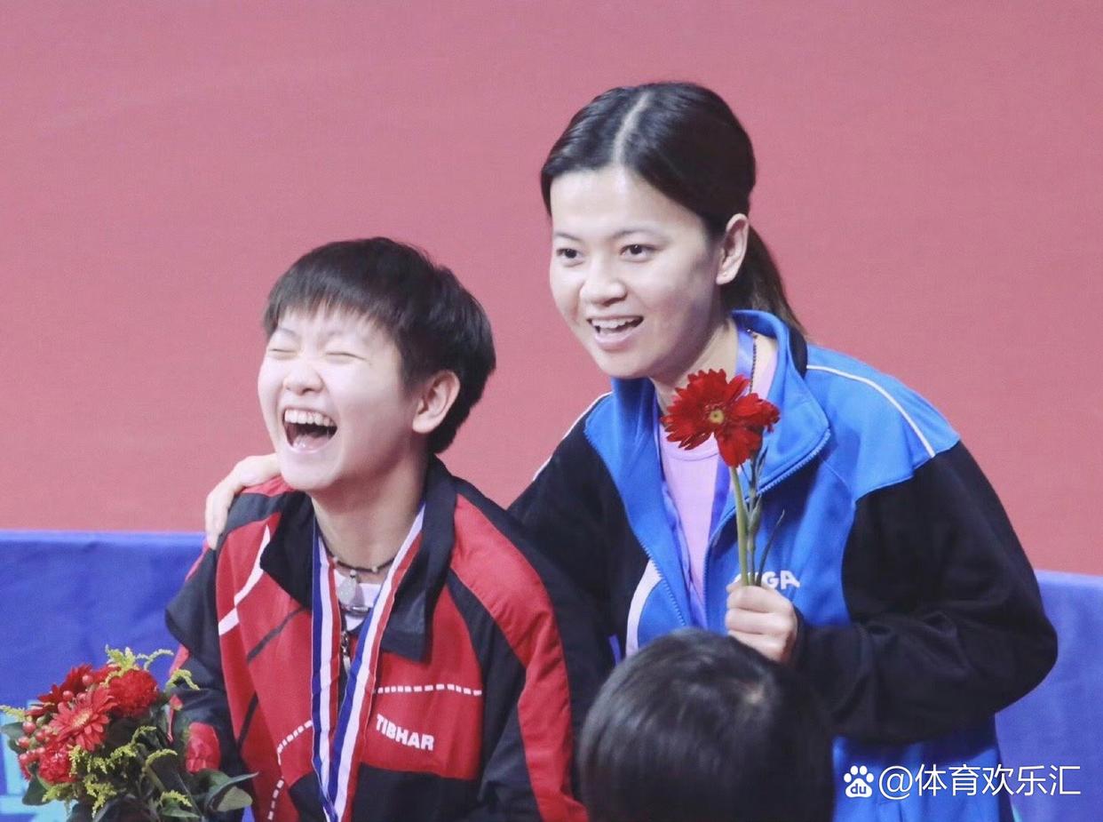 那爽朗的笑声仿佛能消除所有的烦恼,让人不禁好奇这欢乐的源头究竟