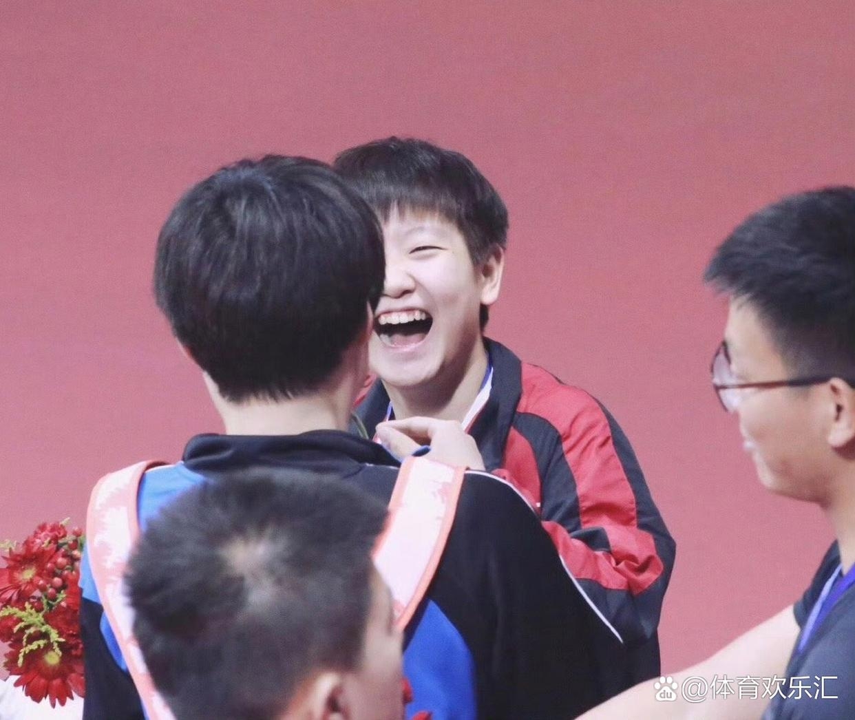 那爽朗的笑声仿佛能消除所有的烦恼,让人不禁好奇这欢乐的源头究竟