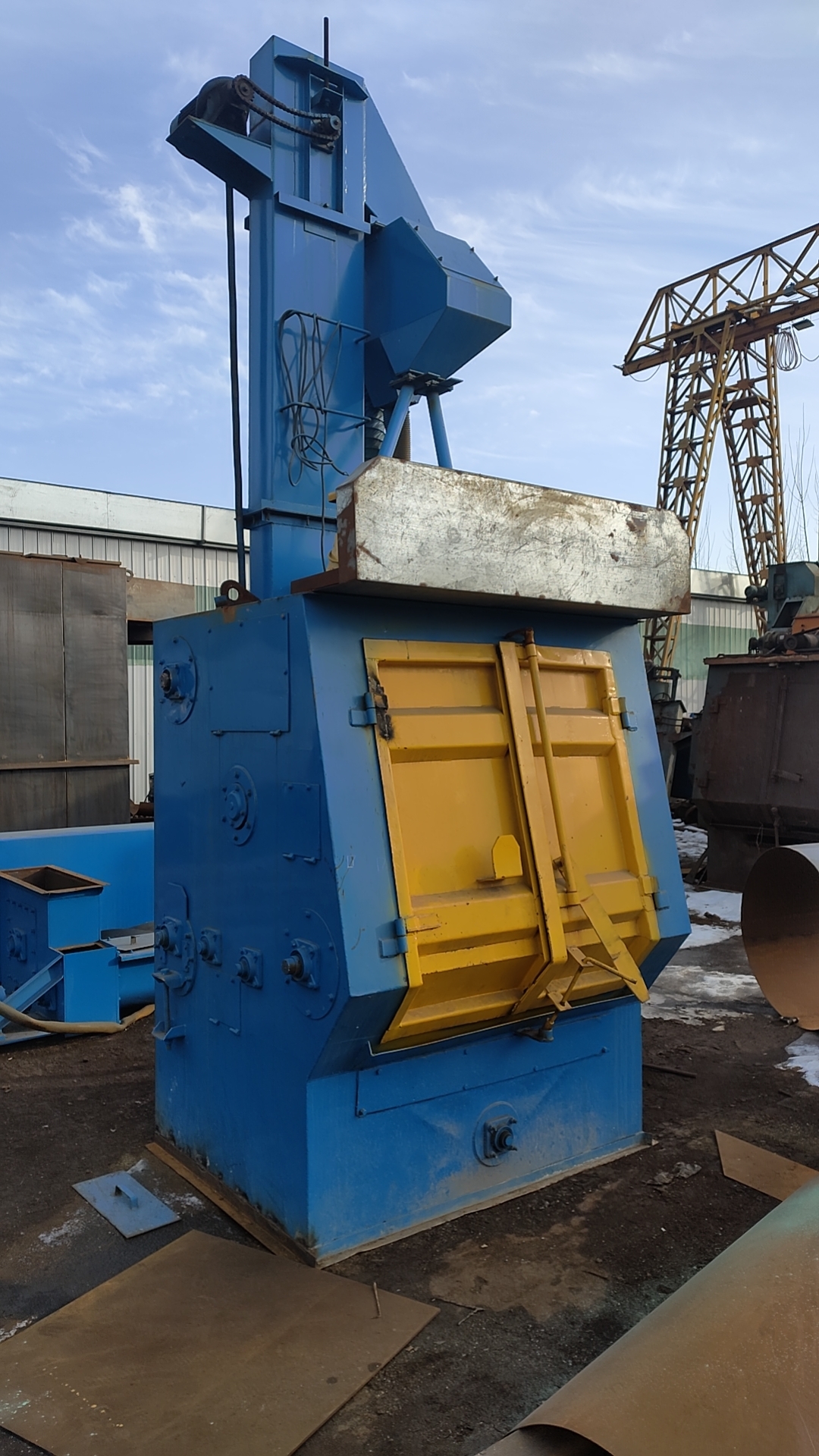 "今天车间新到的326履带式抛丸机,效率惊人!