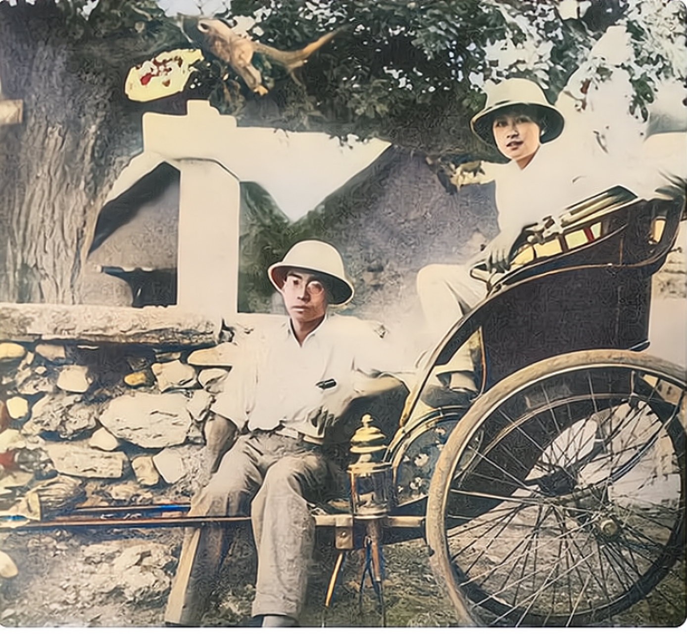 1934年夏,梁思成与林徽因赴山西考察古建筑时的照片.