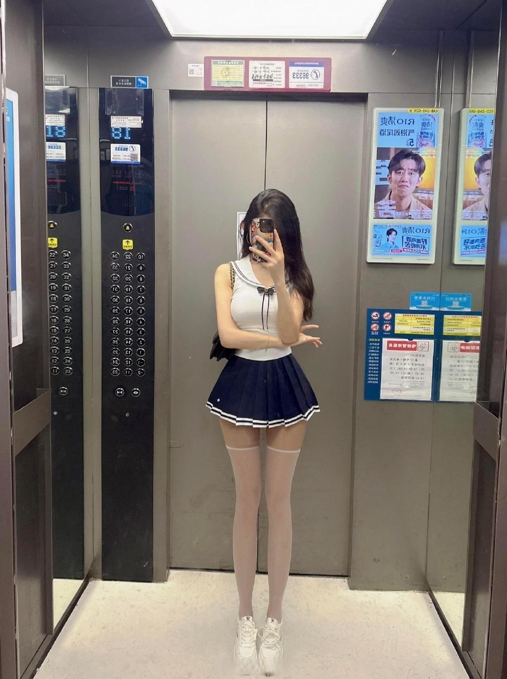 电梯里的二次元风,捕捉jk制服小姐姐的青春气息.