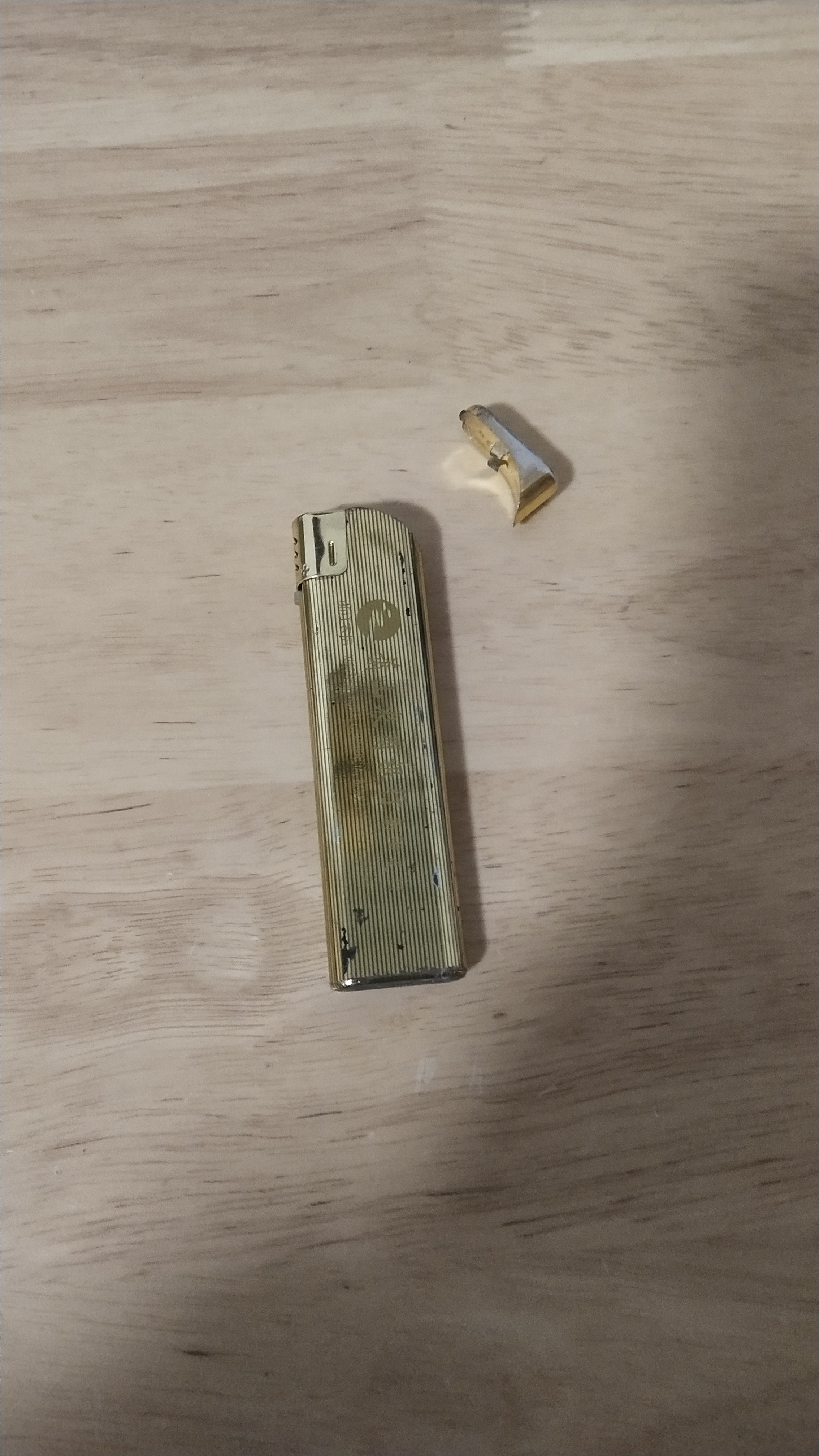 我的24纯金打火机被我的表弟玩坏了,怎么办啊?