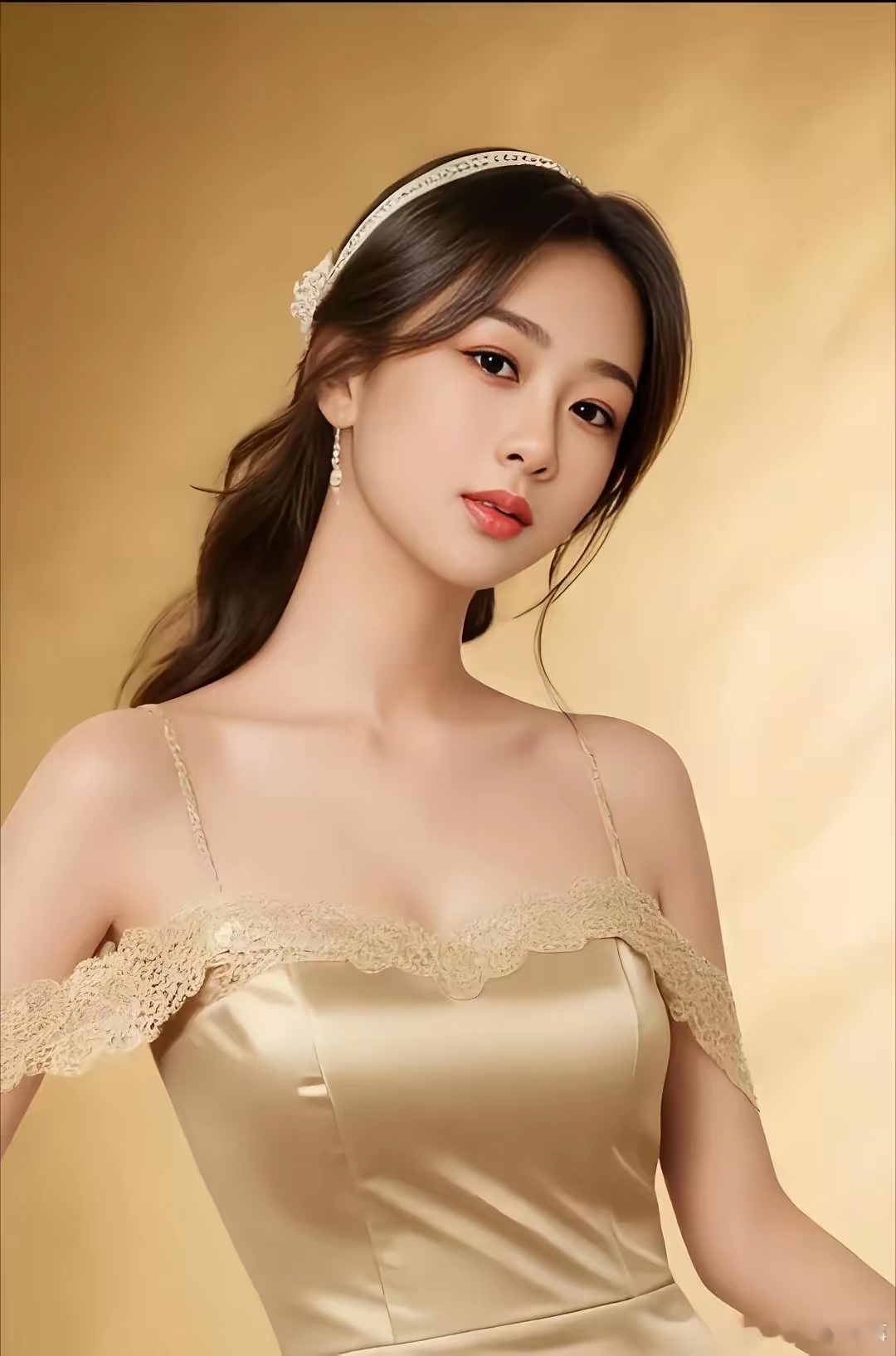 杨紫穿金色抹胸礼服惊艳众人 最近杨紫出席活动,那造型一整个拿捏住