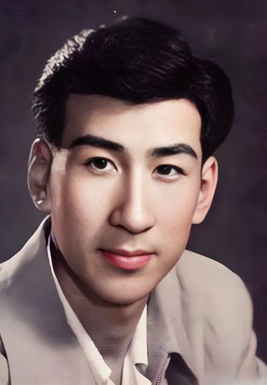 这帅哥是陈汝斌,老影迷指定熟!