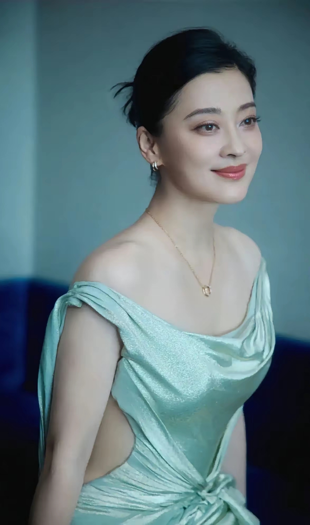 梅婷穿高定礼服亮相白玉兰提名晚宴引关注