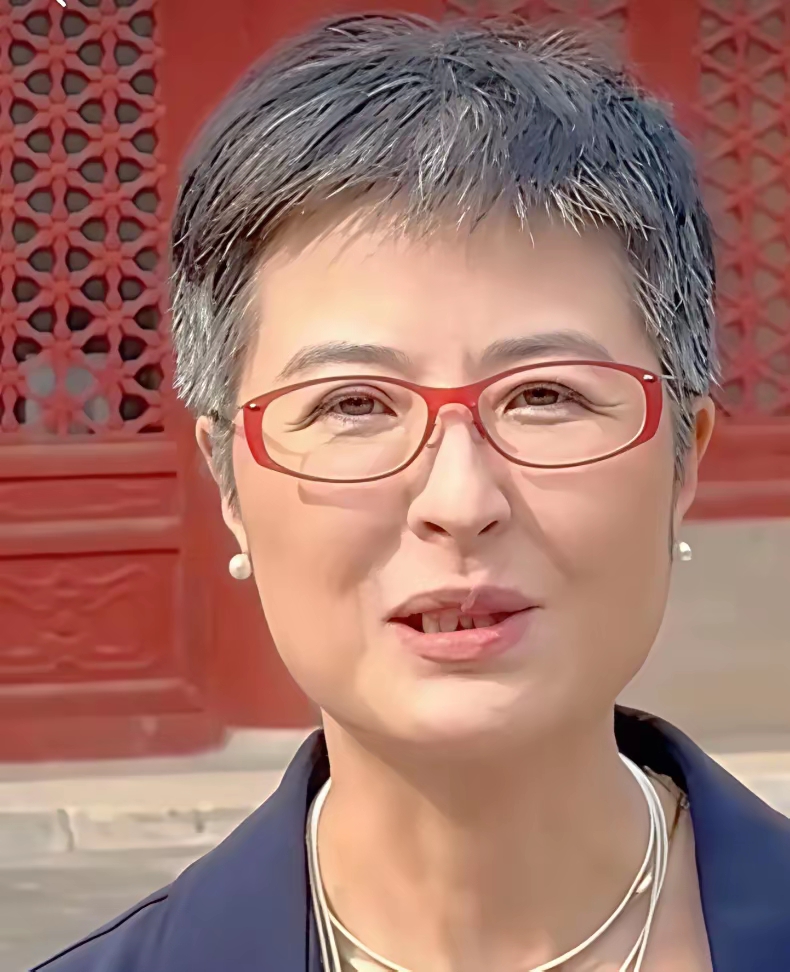 张泉灵满头白发引热议 最近,前央视当家花旦张泉灵的近照曝光,52岁的