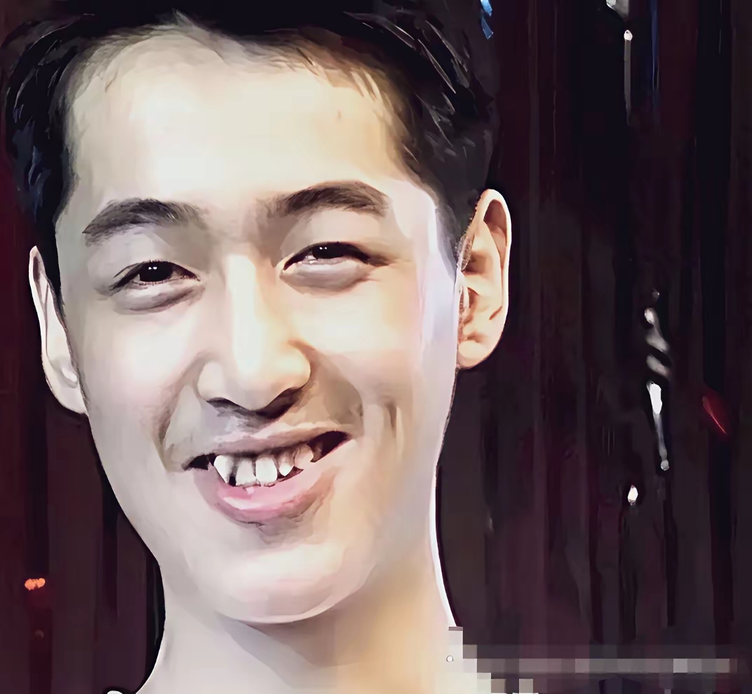 牙齿更是"调皮捣蛋",歪七扭八,尤其是那颗龅牙,笑起来特别抢镜