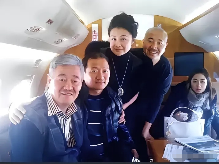 照片里,于月仙穿着朴素但气质依旧出众,笑容灿烂,站在赵本山身旁