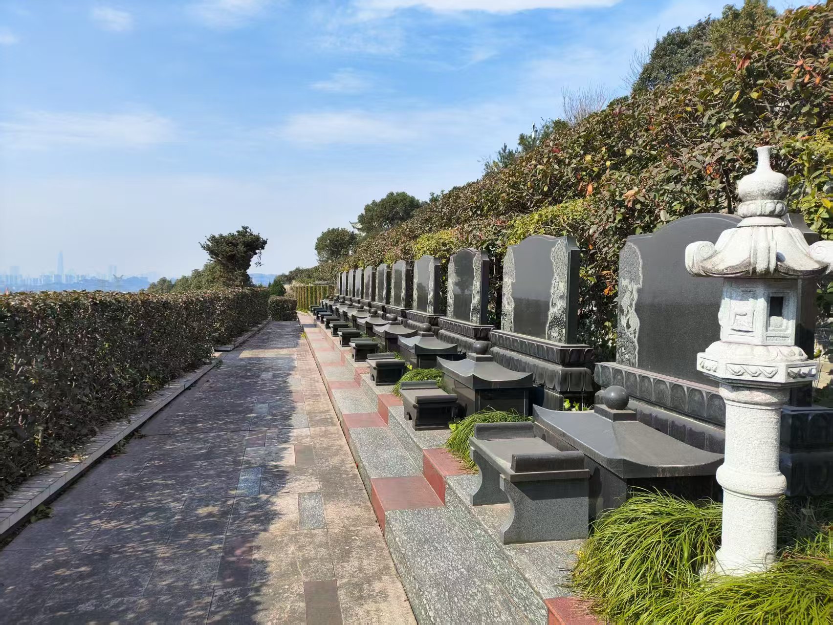 墓地是民政局批准的一家经营性公墓,园区距离宁波市中心区域约10公里