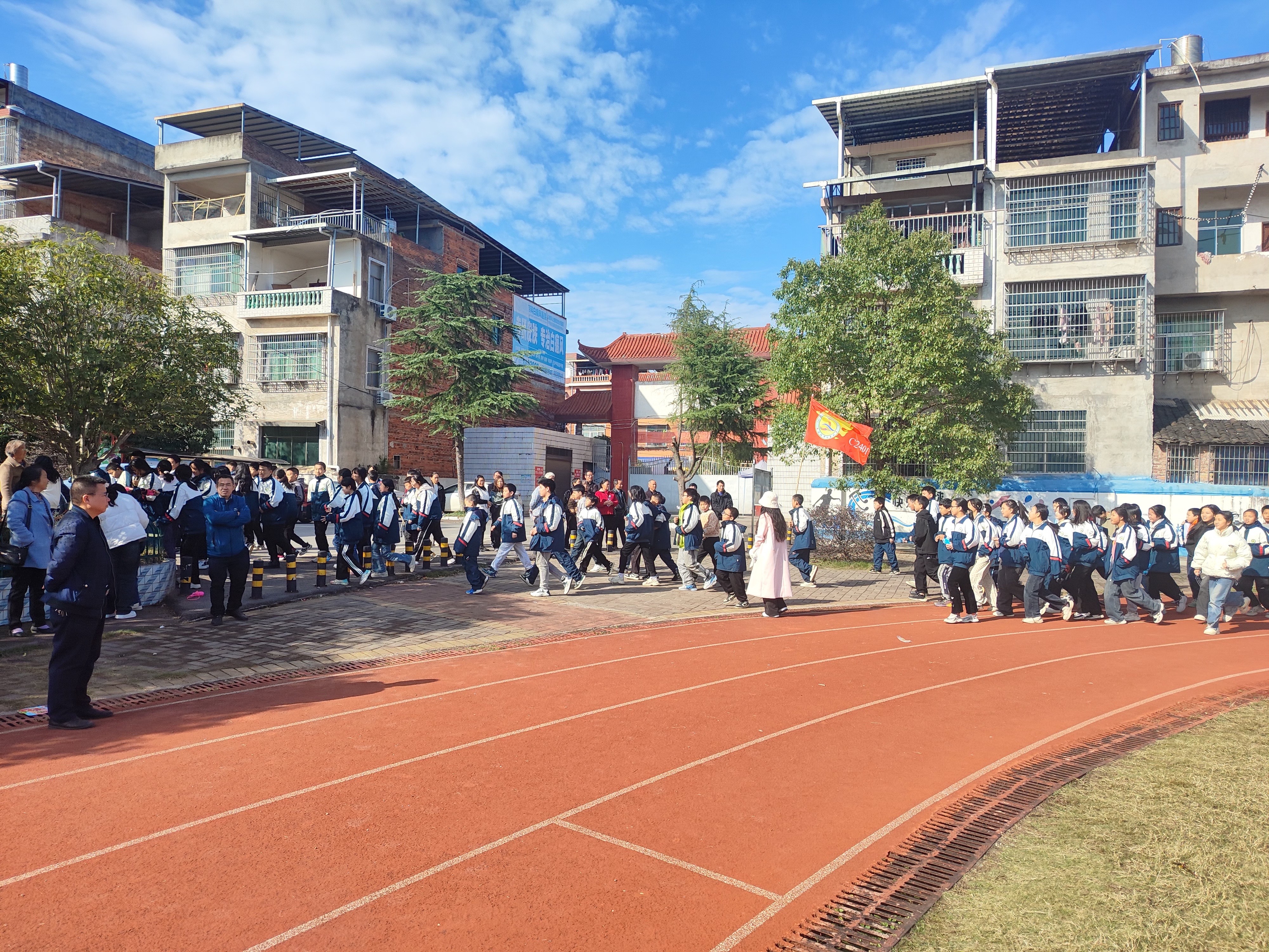 上下课规遵秩序,校园环境着清妆. 卫生净美污痕杳,两操齐整意气扬