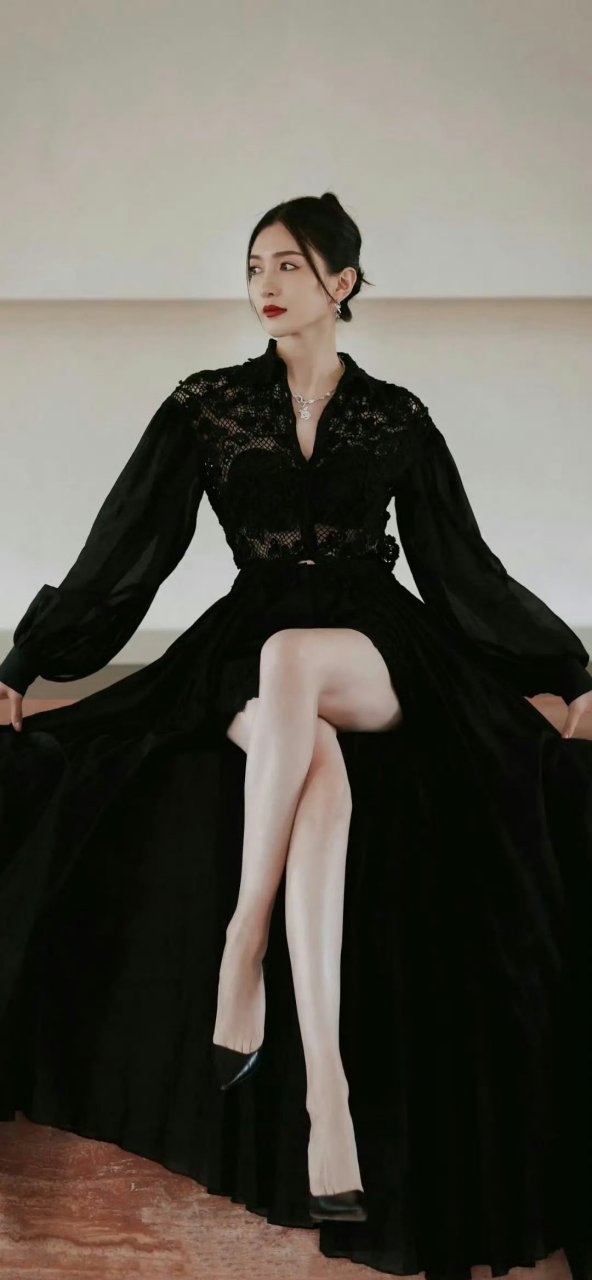 江疏影一袭黑色蕾丝连衣裙,尽显优雅靓丽.#明星穿搭# #江疏影