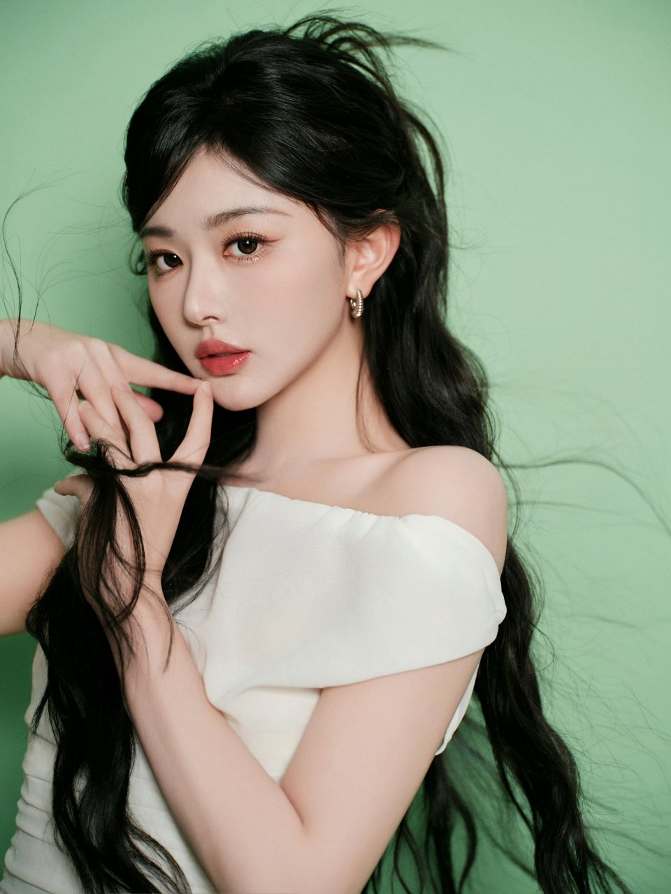 孔雪儿一袭白色露肩连衣裙,尽显清新优雅靓丽迷人.