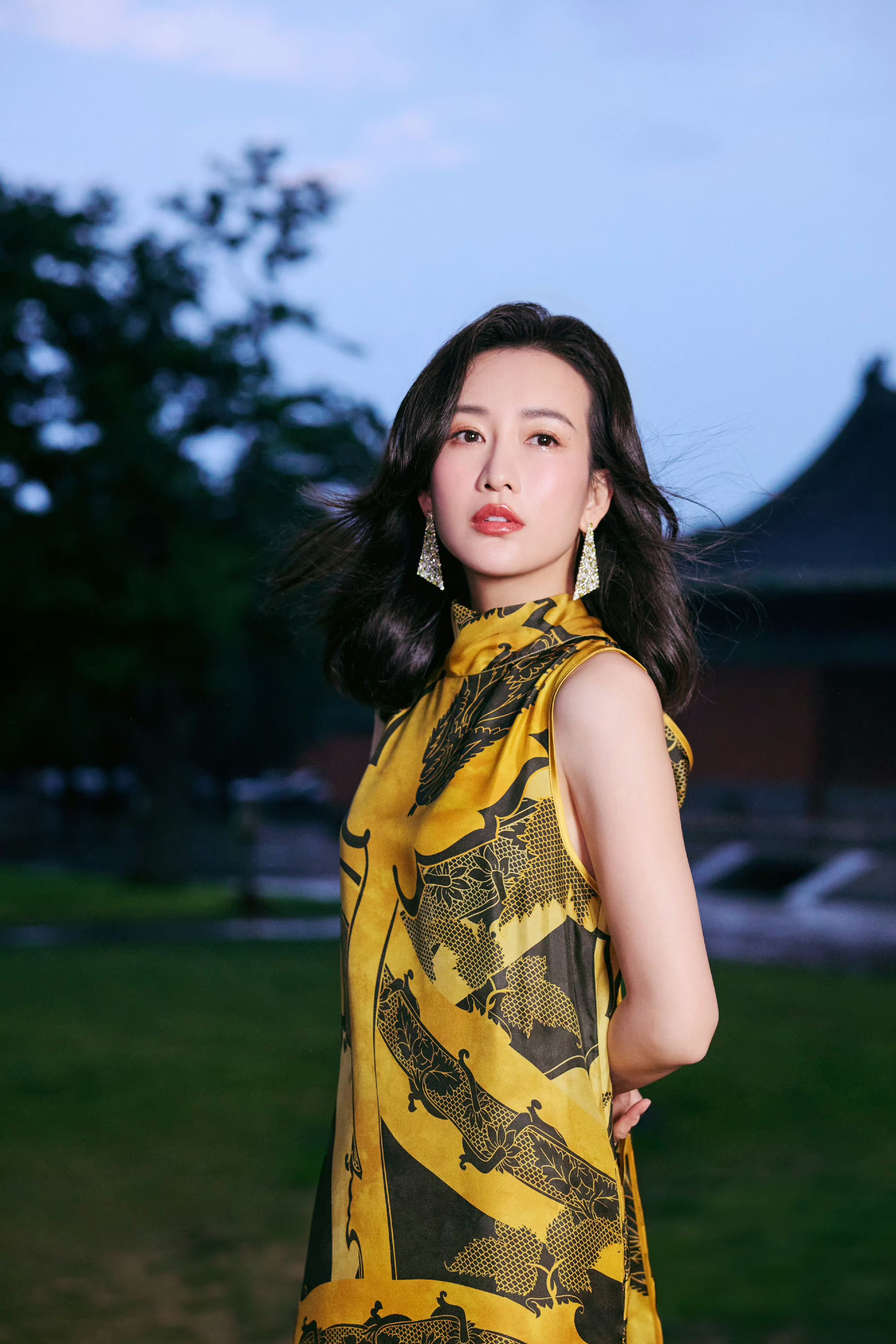 王鸥一袭花色露肩连衣裙,优雅靓丽好迷人.#明星穿搭# #王鸥