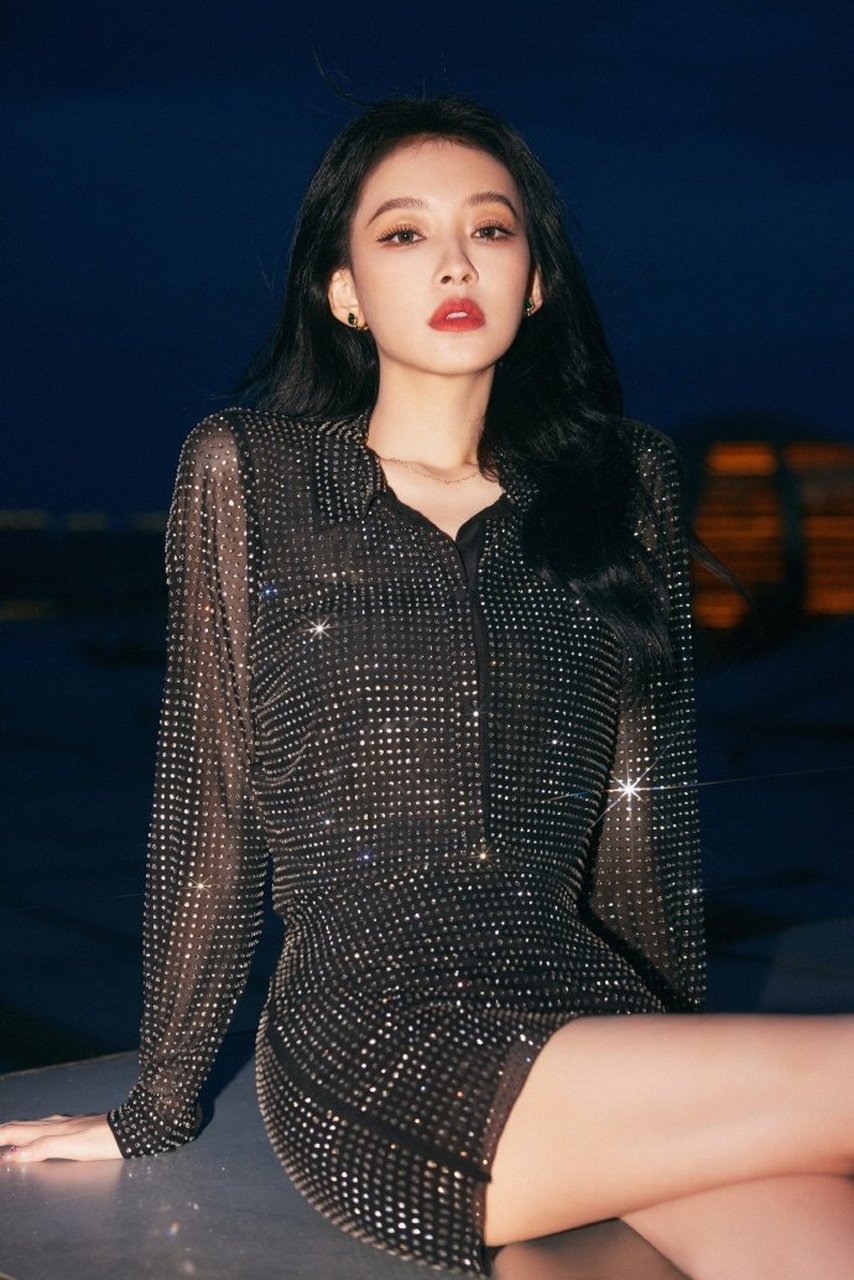 孙怡一袭黑色闪钻连衣裙,优雅迷人.#明星穿搭# #孙怡