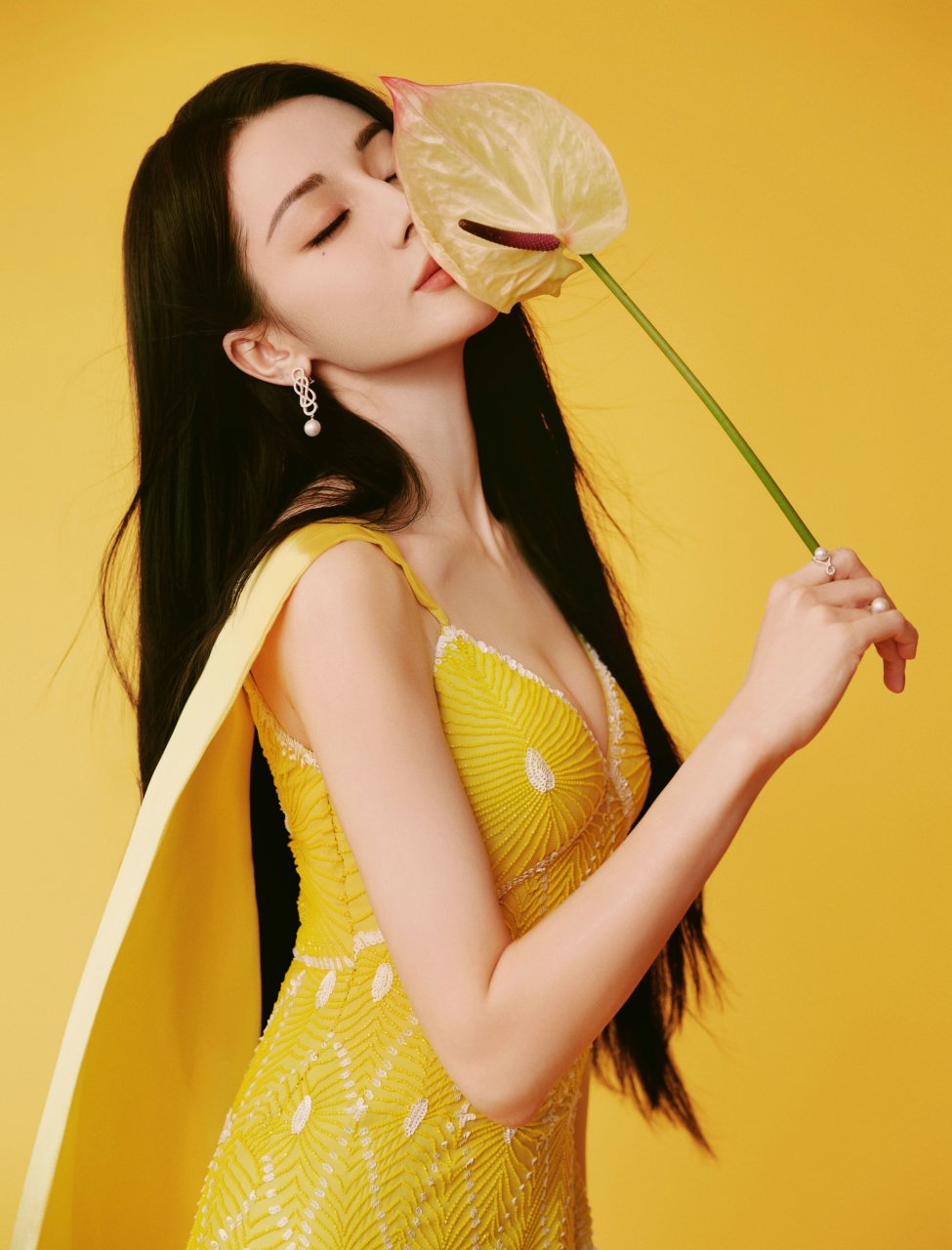 迪丽热巴一袭明黄吊带裙,优雅大方明艳动人.#明星穿搭# #迪丽热巴