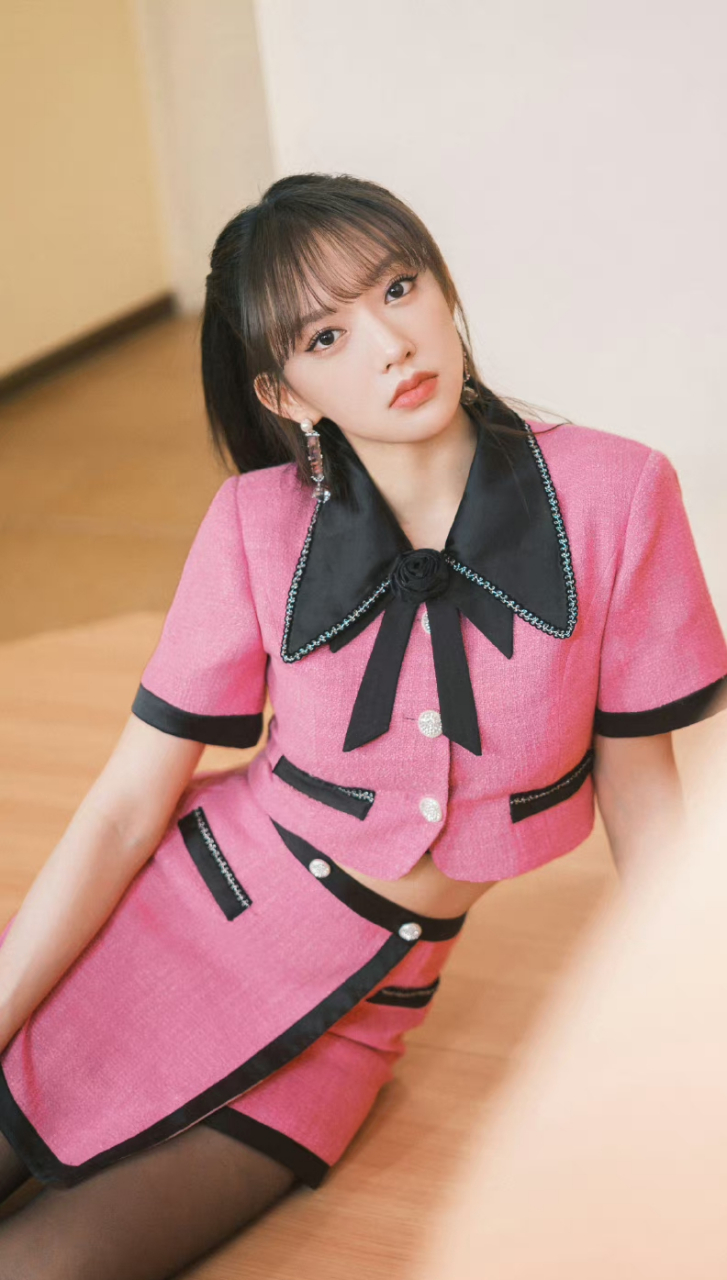 明星穿搭# #程潇#  程潇一袭粉色小香风套装,气质从容优雅美丽.