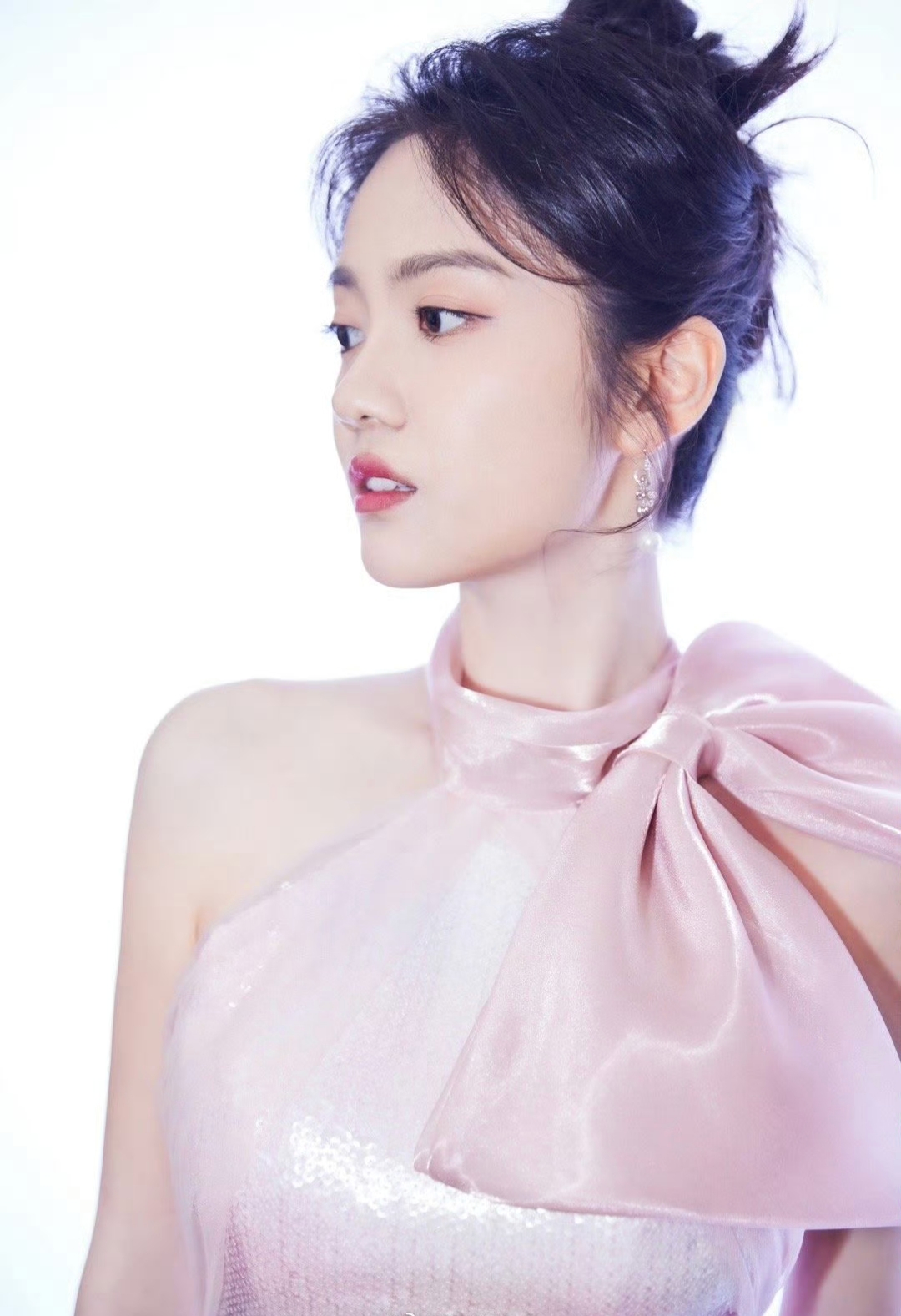 汤梦佳一袭粉色露肩连衣裙,尽显优雅时尚靓丽迷人