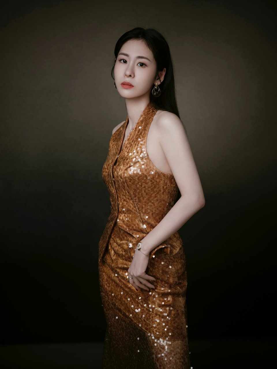 张碧晨一袭鎏金露肩连衣裙,举手投足尽显优雅靓丽.