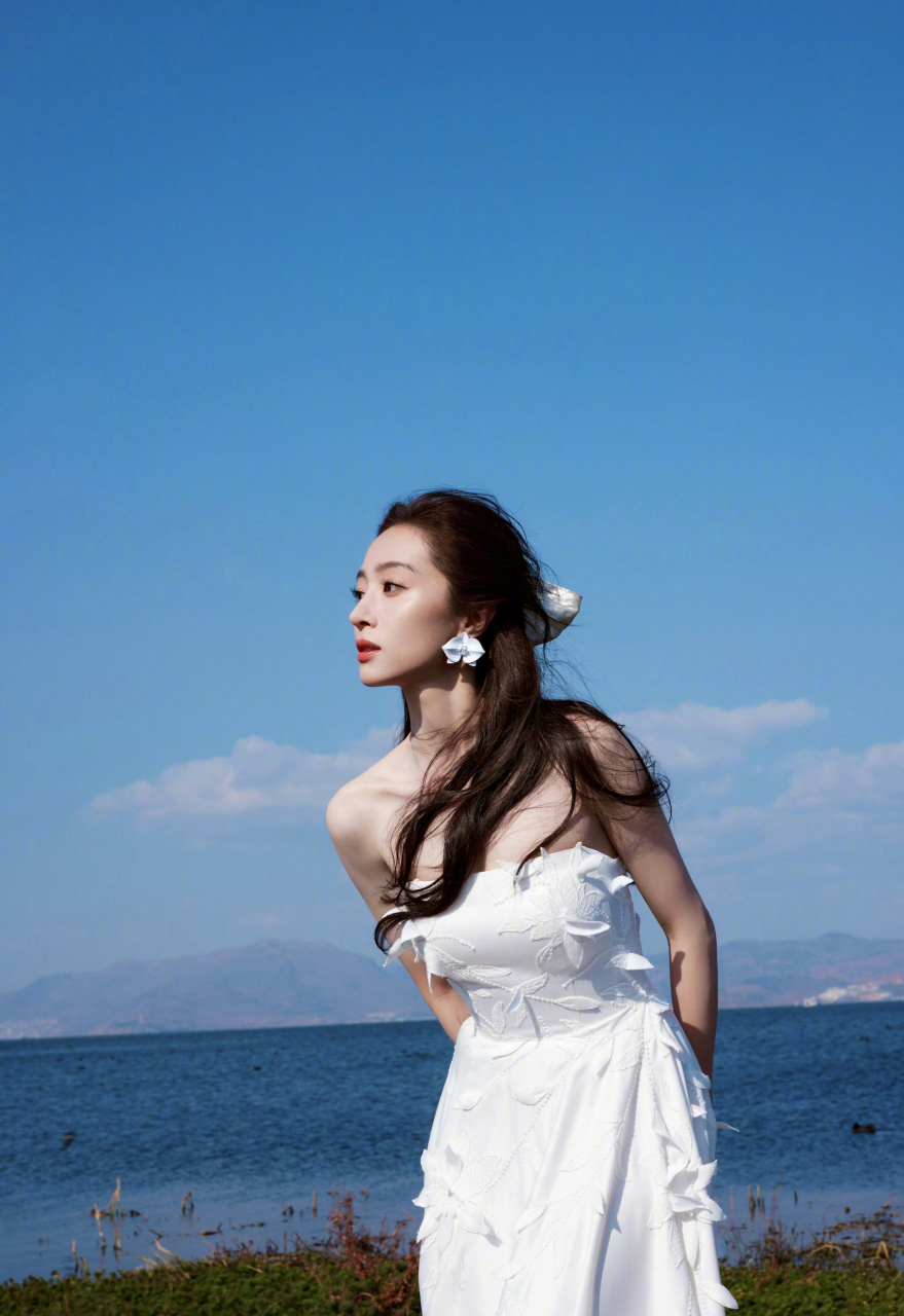 胡冰卿一袭白色抹胸长裙,优雅自然美丽动人.#明星穿搭# #胡冰卿