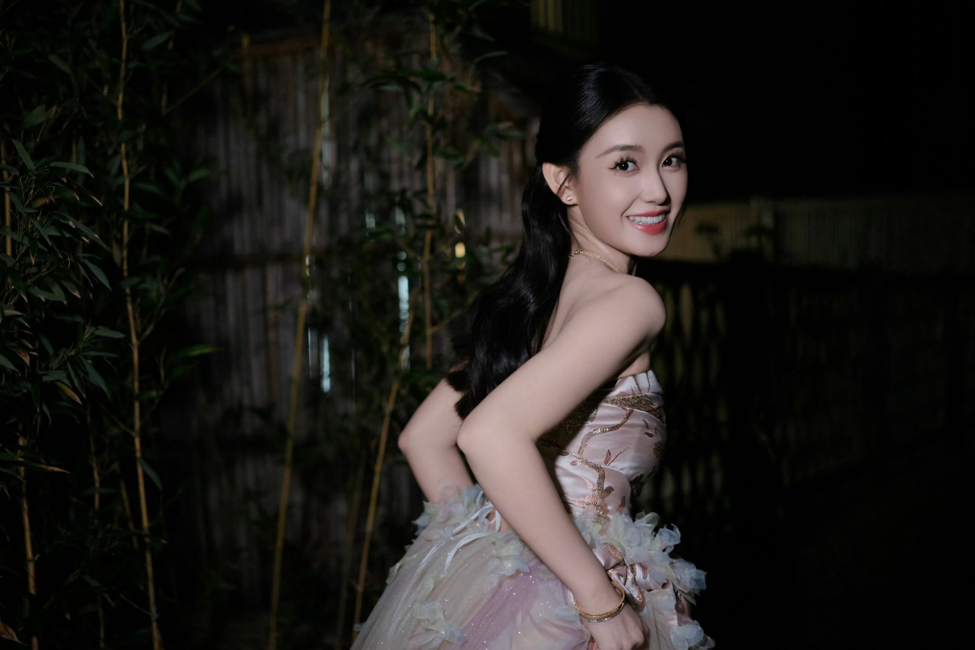 蒋依依的时尚穿搭分享,一袭花朵抹胸纱裙,尽显甜美清新.