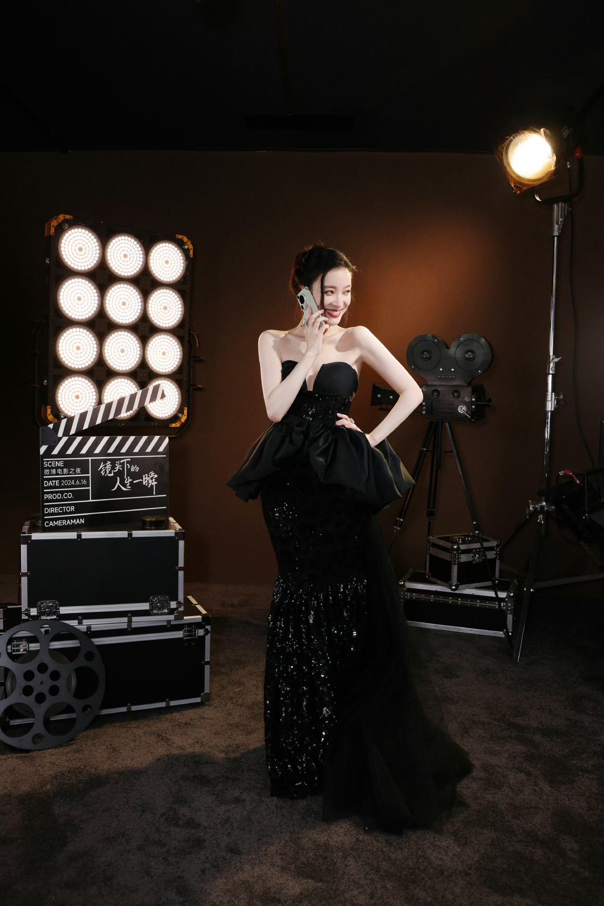 倪妮一袭黑色抹胸礼裙,尽显典雅华贵美丽大方.#明星穿搭# #倪妮